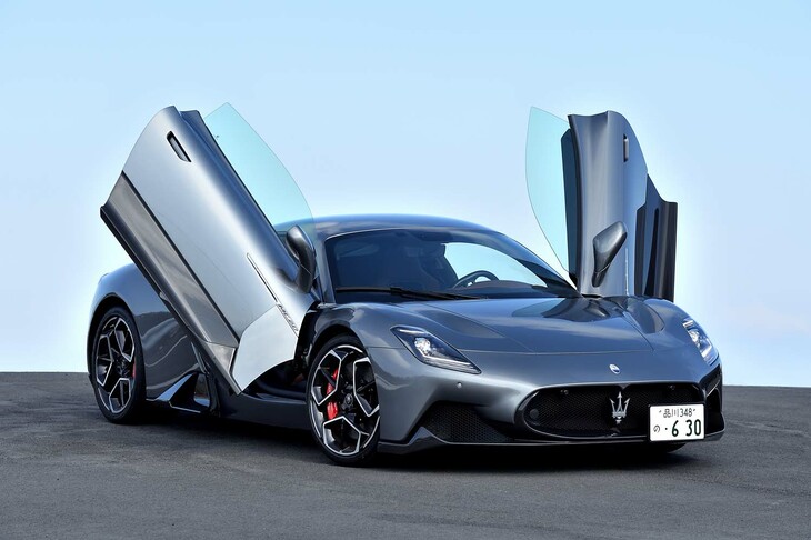 左右のドアははね上げ式。外側にも広がるので、側方のクリアランスには注意が必要だ。