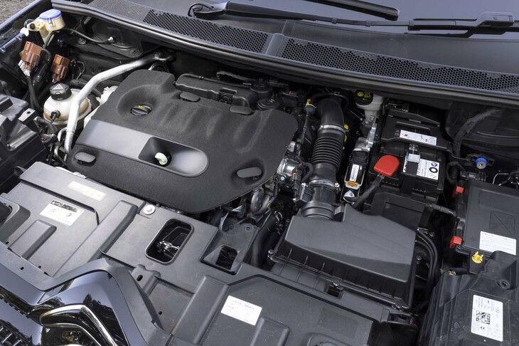 2リッターディーゼルターボユニットは400N・mという最大トルクが自慢。現代的な基準では音と振動は少し大きめ。