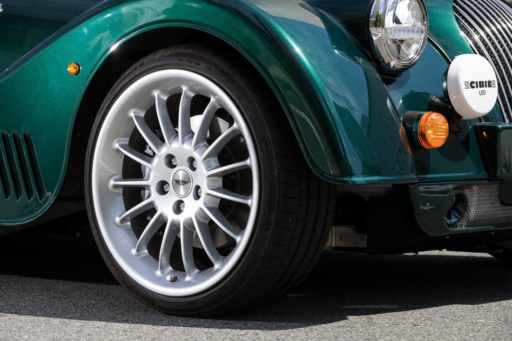 ホイールサイズは18インチが標準だが、オプションで19インチも用意。試乗車にはシルバーの19インチアルミホイールと35偏平の「コンチネンタル・スポーツコンタクト6」が装着されていた。