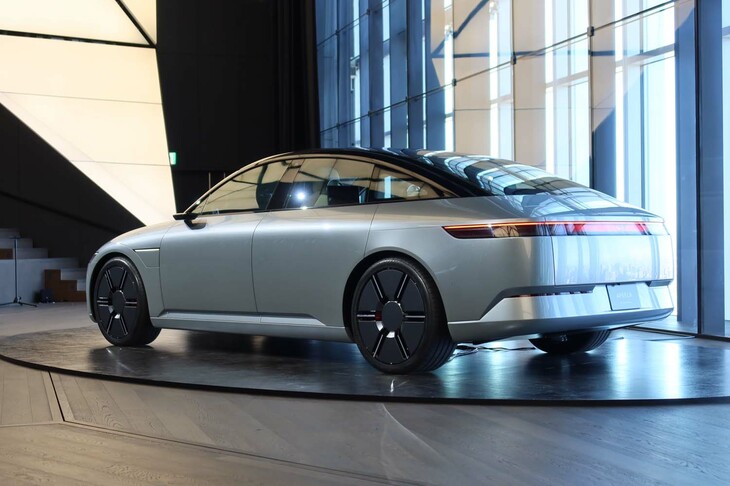 ボディーはフラッシュサーフェス化を徹底追求。サイドミラーに代えてカメラが装着される。なお、社内外には計45個のセンサーが搭載されている。