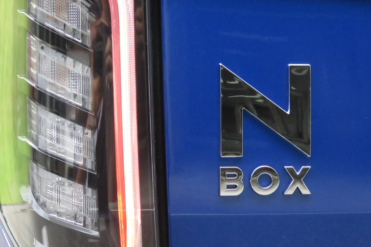 ホンダN-BOXカスタムG・L Honda SENSING（エンブレム）