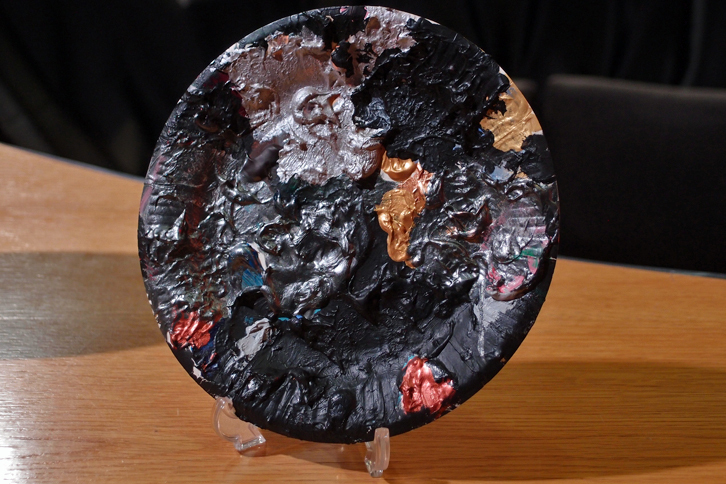 アートカーのデザインのもととなった“紙皿の絵画パレット”も、レセプションの会場に並べられた。「神からの波動を受け取って表現するのが芸術家。ならば、その受け皿（＝パレット）もひとつの作品である」というのが横尾氏の考えで、今回は、このパレットをモチーフにアートカーが制作された。