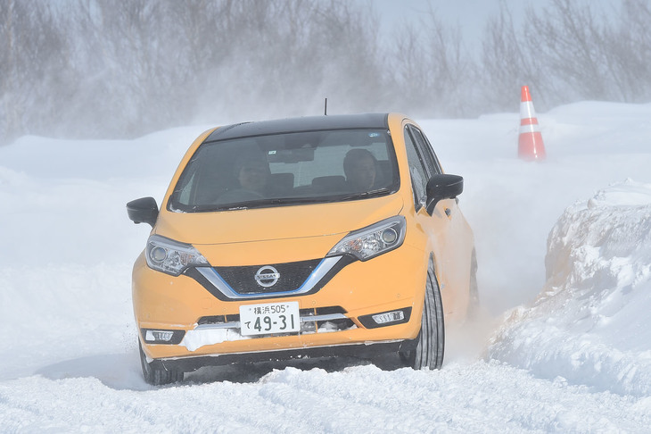 4WDモード時の「ノートe-POWER」は、発進時は必ず4輪が駆動するが、30km/hを超えると前輪のみが駆動する仕組みとなっている。