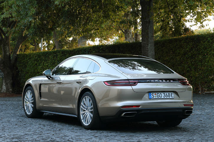 2016年9月のパリショーで世界初公開された「パナメーラ4 E-ハイブリッド」。先代モデルの「パナメーラS E-ハイブリッド」からパワープラントが一新されたほか、駆動方式もFRから4WDに変更された。
