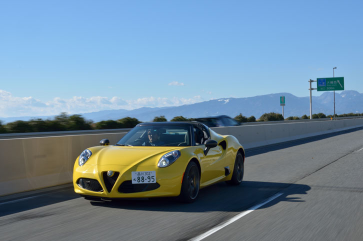 
	「アルファ・ロメオ4Cスパイダー」の0-100km/h加速タイムは4.5秒。最高の発進加速を容易に実現するローンチコントロール機能も備わる。
	