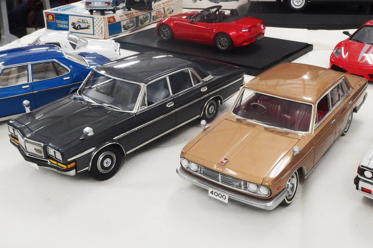 2台の初代「日産プレジデント」。右の初期型（型式名150）は1960年代生まれの三共製1/24キットをディテールアップ、左の後期型（250）は販促用ノベルティーのシガレットケースから型取りしたボディーをベースに製作したもの。どちらも坂中善之氏の作品。