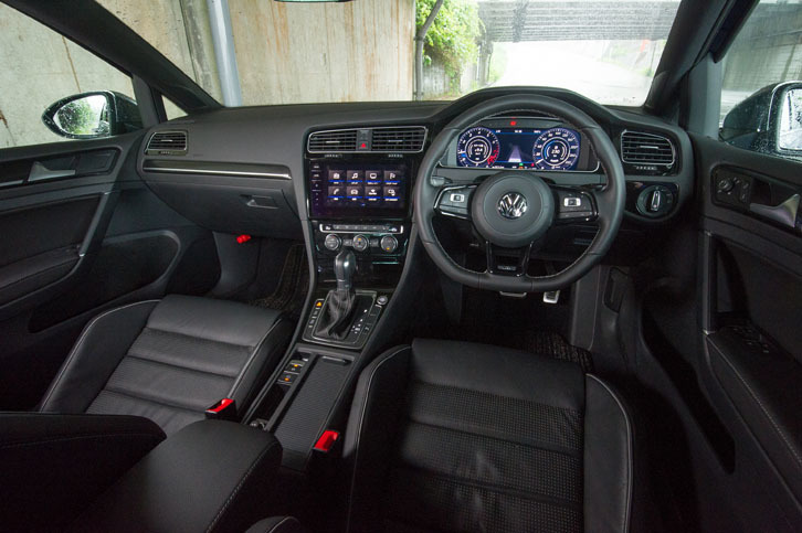 インテリアはブラックで統一され、随所にシルバーのアクセントが加えられる。