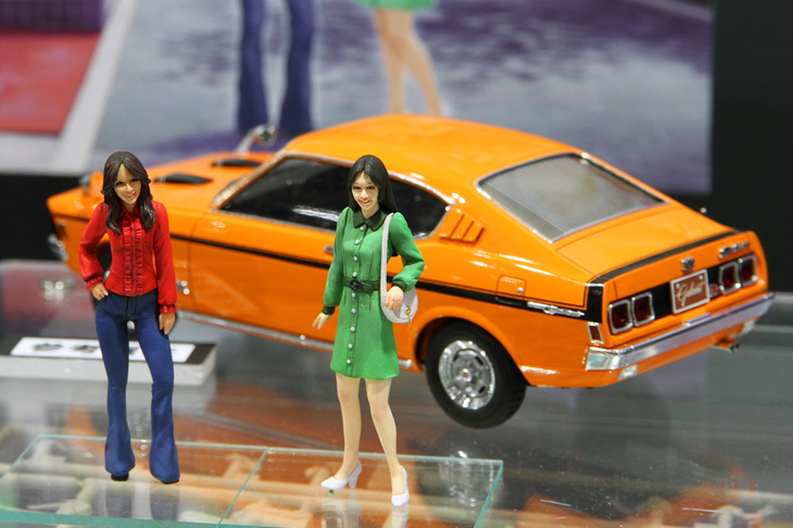 ハセガワの1/24「70'sガールズ フィギュア」。70年代のカーモデルに最適なフィギュア。右側のフィギュアのヘアスタイルは麻丘めぐみの“お姫様カット”、左側は（プロポーションは異なるが）アグネス・ラムを参考にしていると見た。2019年10月発売予定で価格は900円（2体セット）。このほか「ハリウッドセレブ ガールズ フィギュア」も発表された。