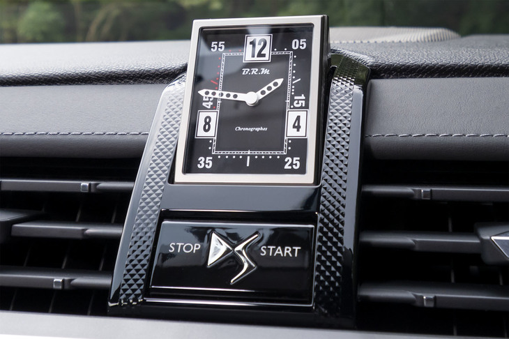 ダッシュボードの中央には、フランスの高級時計ブランドB.R.M製のアナログクロックが備わる。「グランシック」専用装備となるこの時計は、エンジンオンで回転して姿を現す仕掛け。