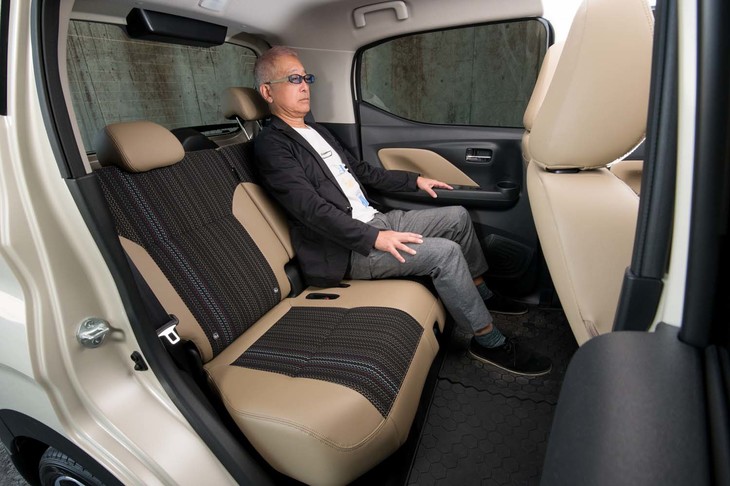 リアシートは前後スライド（左右一緒）とリクライニング（左右個別）が可能。写真は最も後ろにスライドさせたところで、ひざまわりの空間はご覧の通りの広さ。