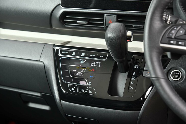 0.66リッターターボエンジンに組み合わされる変速機はCVT。エアコンの操作パネルにはタッチスイッチを採用している。