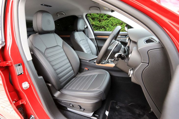 「ファーストエディション」に標準装備されるプレミアムレザーシート。前席には電動調整機構（運転席はメモリー機能付き）やシートヒーターも装備される。