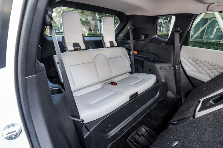 3列目シートは子供専用ともいうべきスペース感で、2列目を倒して撮影しても足元空間はこれくらいしかない。