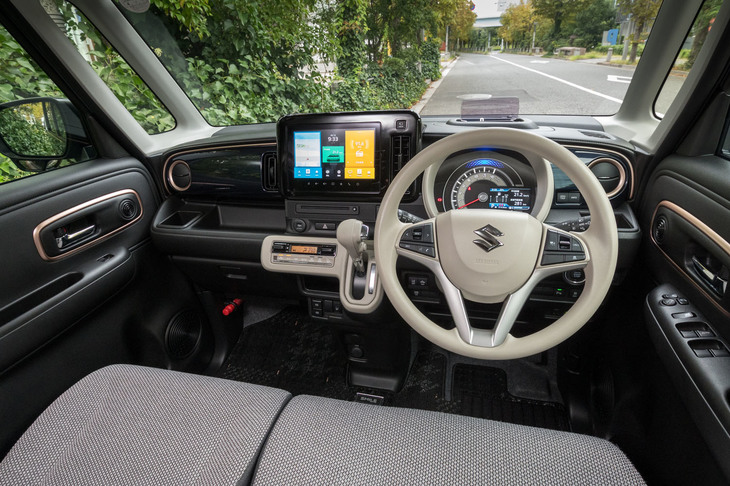 運転席まわりは、「スペーシア」ゆずりのシートが実現する高いアイポイントが特徴。ダッシュボードにはグレードやボディーカラーに応じて3色の装飾パネルが用意される。