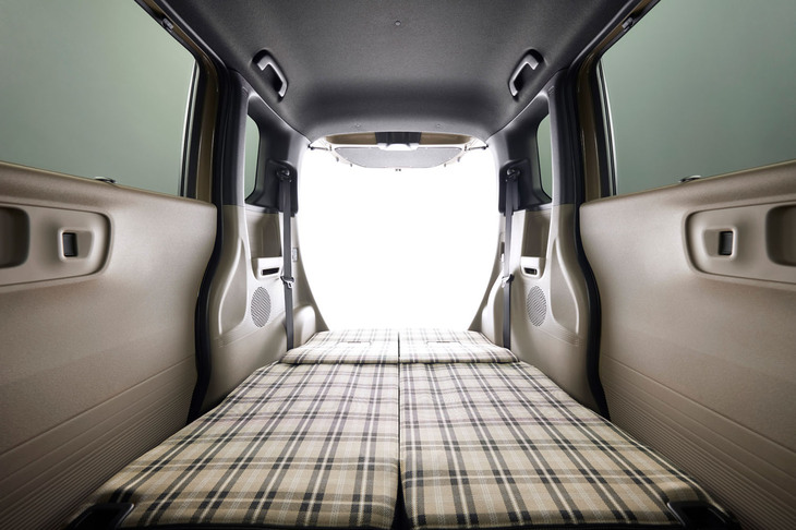 荷室の床面を80mm持ち上げることで、後席を倒したときにフラットな空間が生まれる。背もたれの背面にはフレームの凹凸を感じさせないためのプレートが入っている。