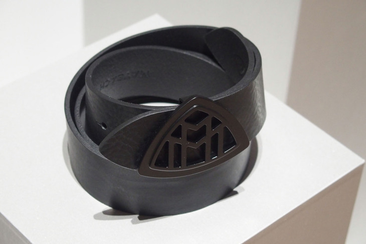 「マイバッハSLモノグラムシリーズ」の発表イベント会場に展示されたマイバッハのアクセサリー。