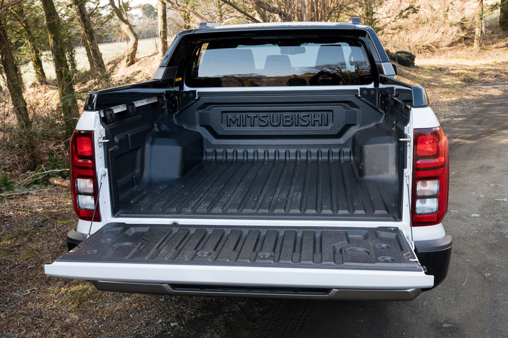 荷台の寸法は、奥行きが1470mm、幅が1525mm（ともに「GSR」の数値）。バンパーの左右縁は、足をかけて乗れるほどの広さと強度を備えており、またGSRでは荷台を汚れや傷から守るベッドライナーが標準で施工されている。