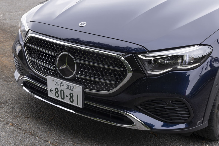 グリルはメルセデスのSUVラインナップと同じ2本の横ルーバー付き。バンパー下部にはアンダーガードのようなメッキパーツが付いている。