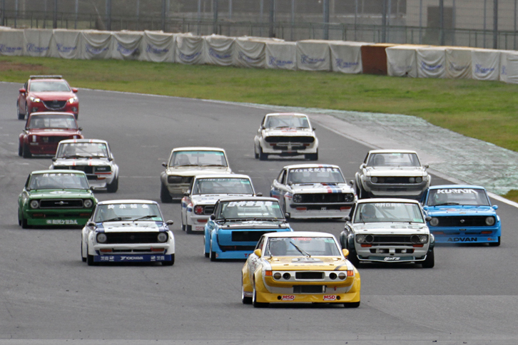 フルチューニングされた車両によるFレースのスタートシーン。ポール・トゥ・フィニッシュをキメた1973年「スピードマスターFFDビルズセリカ」は、これでJCCA筑波戦（筑波ミーティングサマー、エンデュランス筑波ミーティング）で6連勝。