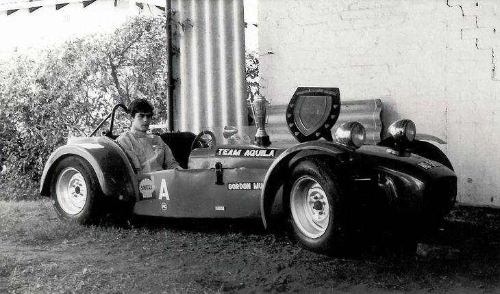 1967年に自作した「IGMフォードスペシャル」と、アマチュアレーシングドライバー時代のマレー。ゴードン・マレーの設計者としての原点。作品には一連の番号を振ってあり、これが「IMG T1」になる。1967年と68年に南アフリカのローカルレースで成功を収めた。