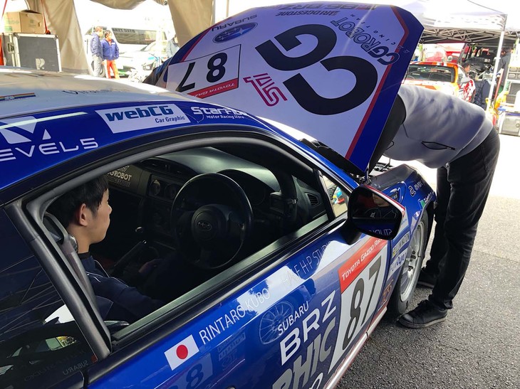 レースメカニックさんが声をかけ、ディーラーメカニックさんが実際に車両に乗り込みブレーキ確認しています。ブレーキはドライバーにとって最も重要なポイントなので、毎回こうして慎重に作業してもらいとても感謝しています。ルーフには今年からコラムを書く『webCG』のステッカーが。