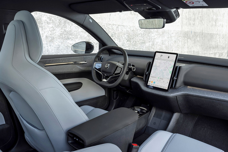 インテリアのデザインは、外観同様にシンプルですっきりとしたもの。縦型のタッチ式センタースクリーンと、スイッチ類を極力排したインストゥルメントパネルは、各社の“次世代モデル”のお約束だ。