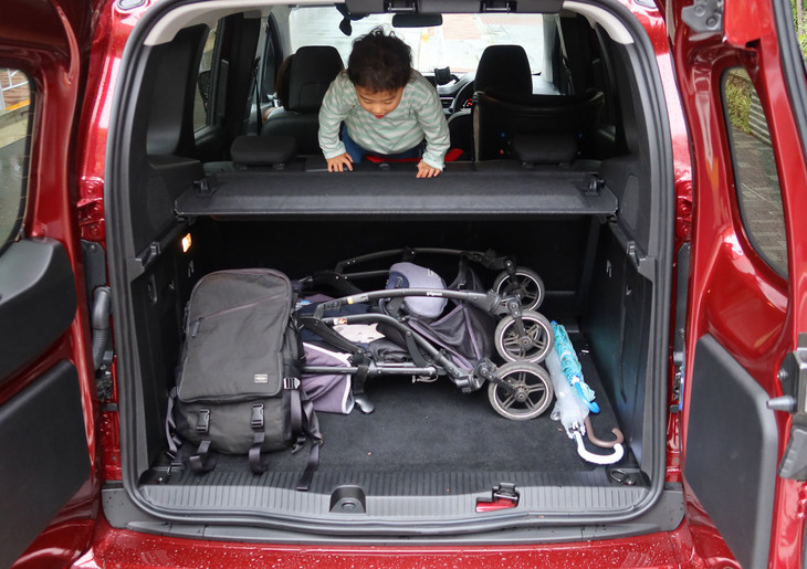 荷室は5人乗車時でも775リッターという広さ。フロアは約90×120cmで、たいていの傘は縦（前後方向）に置ける。それって結構、雨の日は便利。