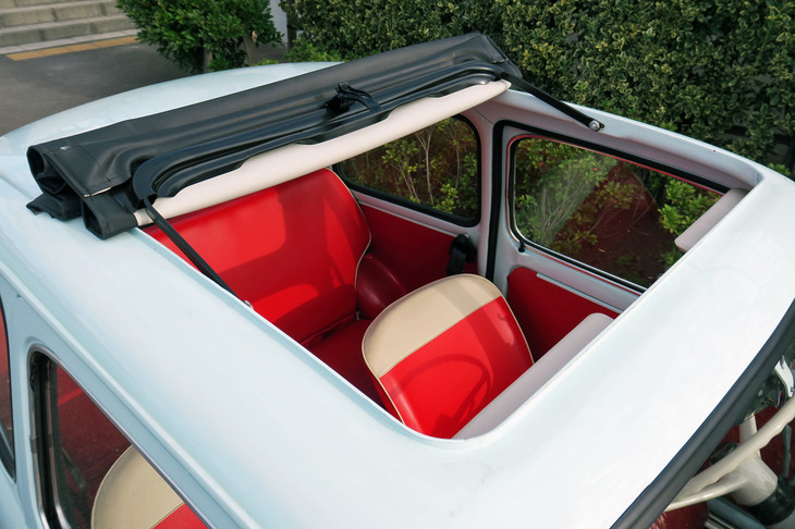 オリジナルでは「エンジン音を逃がすために開けられた」（伊藤氏談）というソフトトップ。