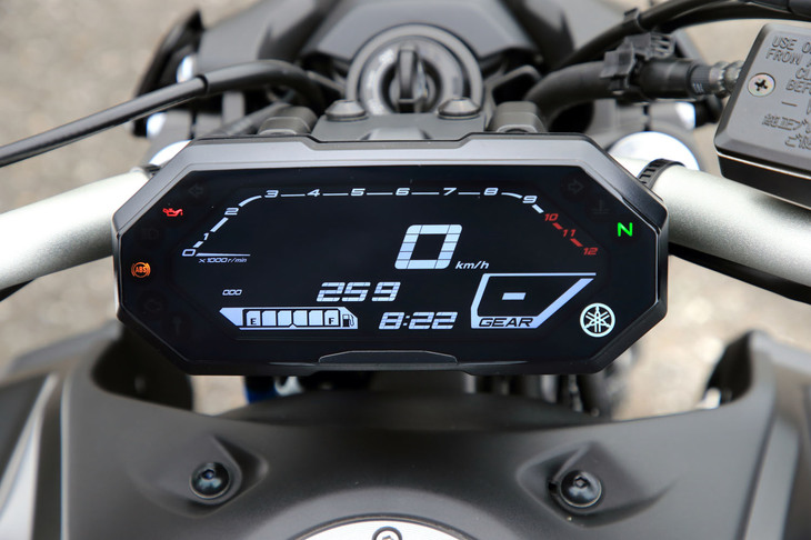 新たに採用されたLCDマルチファンクションメーター。視認性に配慮したネガティブ表示（背景が黒）となっている。