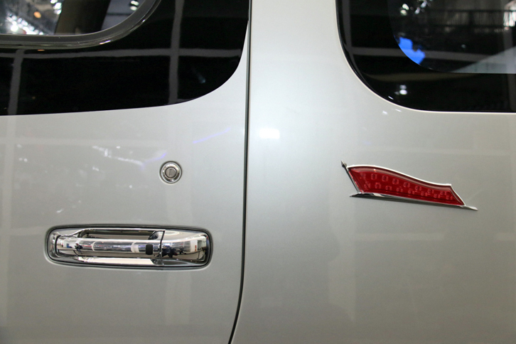 左右ドアにも、赤い旗のバッジが。紅旗を運転しているプライドは、おのずと高まるだろう。