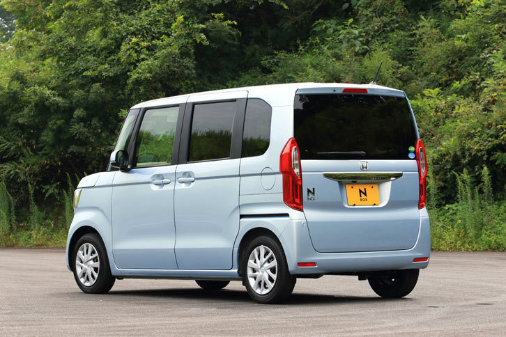 ホンダ初の軽トールワゴンとして2011年に登場した「N-BOX」。今回の新型は、新設計のプラットフォームを用いた2代目のモデルにあたる。