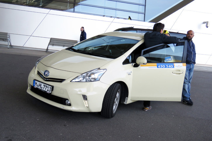 BMWクラシックから、次なる目的地へと「トヨタ・プリウス＋（日本名：プリウスα）」のタクシーで移動。ちなみに、ミュンヘンでは日本車はかなりの少数派。感覚的には独、仏、伊の次、韓国車とどっこいといった印象だった。