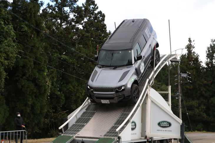 日常どころか悪路走行でも、ここまでの傾斜を体験することはめったにないはず。それが最大傾斜43°の傾斜走行を疑似体験できる「ツインテラポッド」だ。同乗走行によるコンテンツだが、専用スロープの上りでは、フロントウィンドウの向こうにはほぼ空しか見えず、さらに下りは体感的に垂直かと思うほどの角度となるだけに、かなりスリリングな体験だ。現行「ディフェンダー」の最大傾斜角は45°なので、このスロープより厳しいシーンでも走れてしまうというのは、まさに驚きだ。