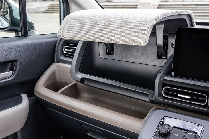 小物入れやドリンクホルダーが多いのも新型「フリード」の特徴。インパネアッパーボックスには、ボックスティッシュを取り出しやすい角度で収納できるほか、グローブボックスリッドやトレーの形状、それらの素材にもホンダ流のこだわりが感じられる。