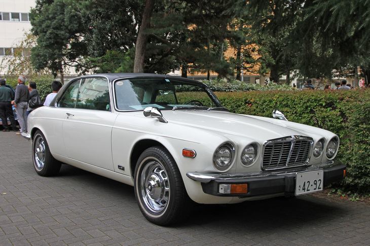1976年「ジャガーXJ6C」。初代ジャガーXJシリーズ2の時代に3年間だけ作られた、エレガントな2ドアハードトップクーペ。この個体は正規輸入車で、新車から親子2代で乗り継がれている。