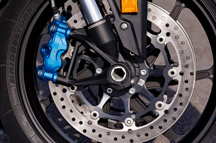 スーパーバイク世界選手権での知見をもとに開発されたというブレーキは、前が4ピストンキャリパーにφ320mmのダブルディスク、後ろがシングルピストンキャリパーにφ220mmのディスクの組み合わせ。キャリパーには前後ともにブルーのアルマイト加工が施される。