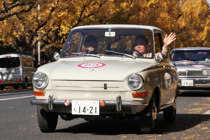 これも非常に珍しい1968年「ダフ44」。70年代に乗用車部門がボルボに吸収されたオランダのメーカー、ダフの小型車。空冷フラットツインエンジンをフロントに搭載、ラバーベルトとプーリーを使ったバリオマチックと呼ばれる元祖CVTを介して後輪を駆動する。