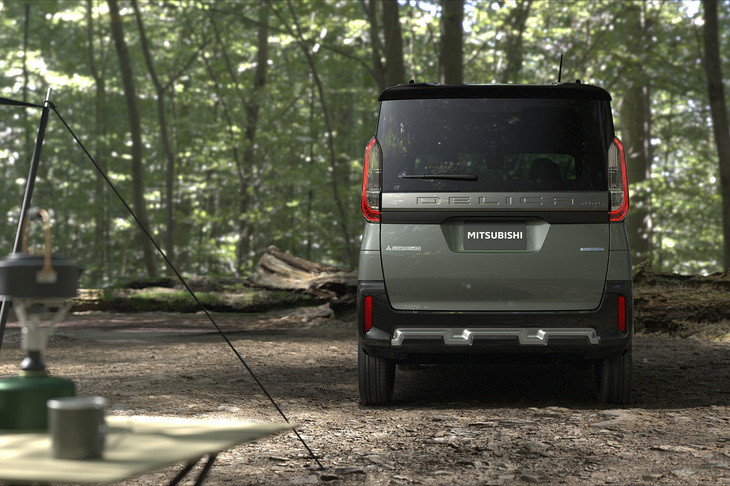 「デリカミニ」をリアから見る。巨大な「DELICA」ロゴがカッコいい。