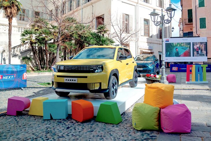 2025年2月、音楽祭の期間中、サンレモ市内に展示された「フィアット・グランデパンダ」。セルビア工場で生産される。（写真：ステランティス）