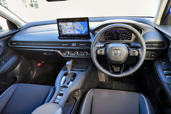 純ガソリン車の「X」のインストゥルメントパネルまわり。X系のグレードではステアリングホイールが合成皮革となるほか、ステンレスペダルやアンビエントライト、BOSEプレミアムサウンドシステムなどが非装備となる。