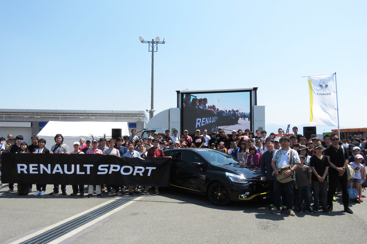 会場を訪れたルノーのファンと、「ルーテシアR.S.18」。正式な発表は2018年5月を予定している。