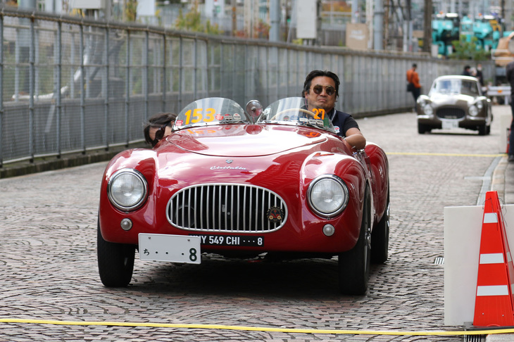 スタート直後、先に紹介したJRの線路と並行した道で“線踏み”（タイヤで計測センサーが仕込まれたコードを踏むことから、俗にPC競技をそう呼ぶ）を実施。1948年「チシタリア コロンボ バルケッタ」のコドライバーが、線の位置を正確にドライバーに伝えるべくチェックしている。