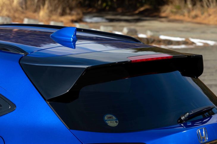 テールゲートスポイラーは「ヴェゼル」の全車に備わる装備だが、「モデューロX」では空力性能を高めるべく形状が変更されている。