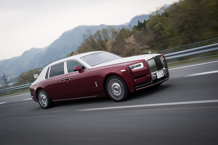 「製作に8年を要した」というエクステリアデザインは、レーザー技術が用いられた新型ヘッドランプや、ボディーと一体となったパルテノングリル、ルーフラインとトランクリッドがシームレスにつながるスタイリングが特徴となっている。