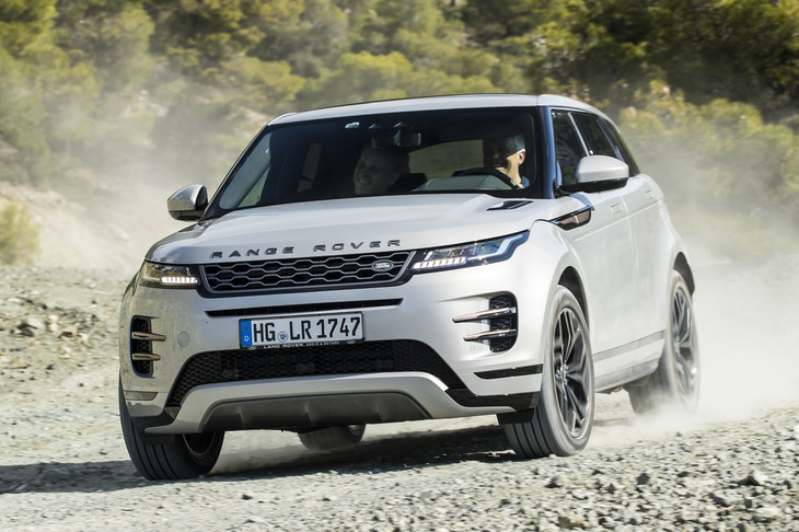 大ヒットSUV「ランドローバー・レンジローバー イヴォーク」が2代目に。フロントマスクが一回り大きな「ヴェラール」そっくりになった。