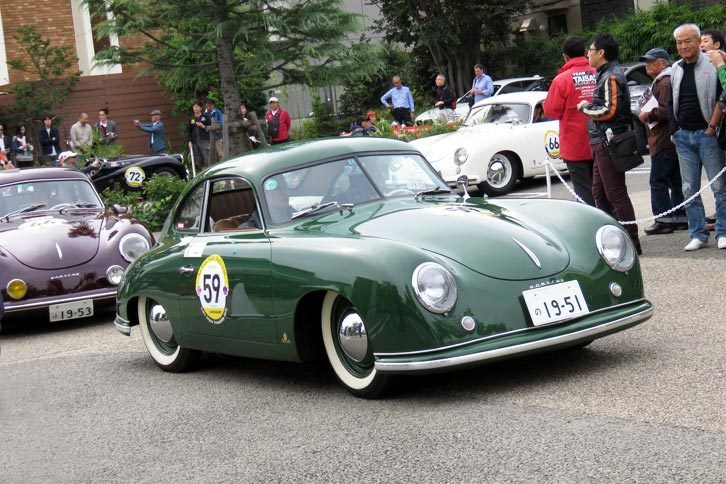 1951年式「ポルシェ356クーペ1500」を先頭に、PC競技のスタート地点に並ぶポルシェ356の一団。