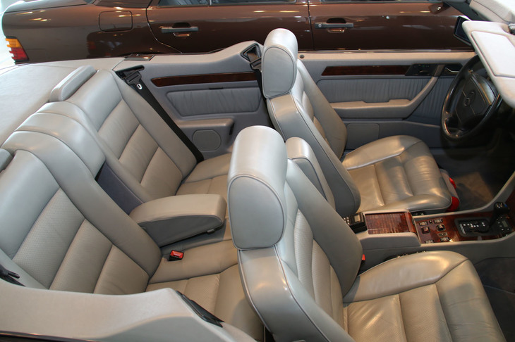 「メルセデス・ベンツEクラス カブリオレ」（W124）のインテリア。