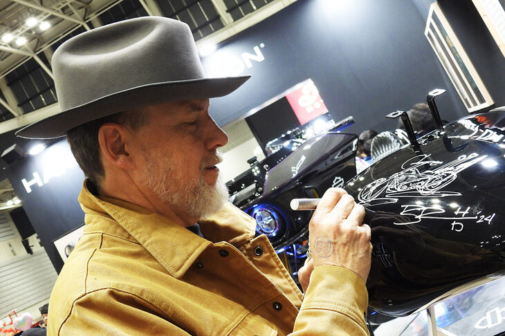 ソフテイルのフューエルタンクにバイクのイラストを描いているのは、ハーレーダビッドソンのデザイン部門を統括する、ブラッド・リチャーズ氏。