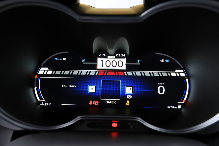 トラックモード選択時のメーターパネル。エンジン回転計主体のグラフィックとなる。