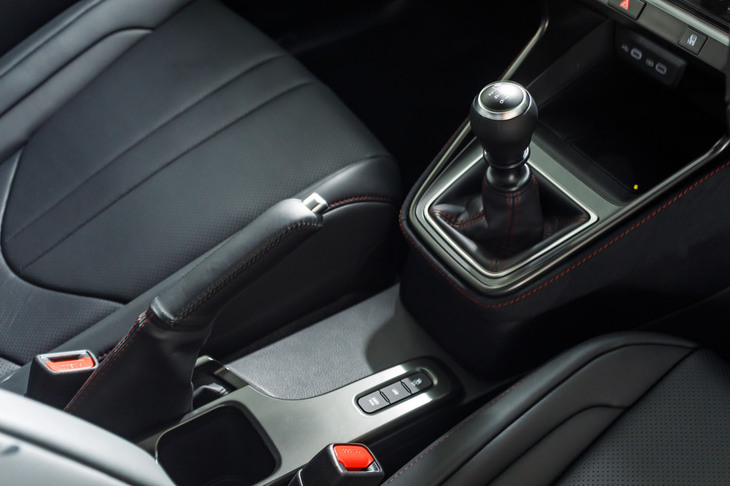 6段MT車が用意されるのは国内向けのレクサス車としては初めてのこと。わざわざサイドブレーキを組み合わせ、しかもレバー比を変更して「GRヤリス」よりも操作に必要な力を軽減させている。